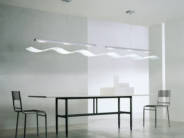 Mesa com tampo de vidro temperado e estrutura metálica em ambiente moderno
