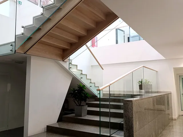 Escada moderna com guarda-corpo de vidro temperado e estrutura metálica
